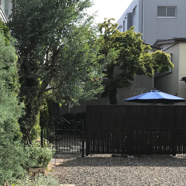 駐車場から臨むテラス